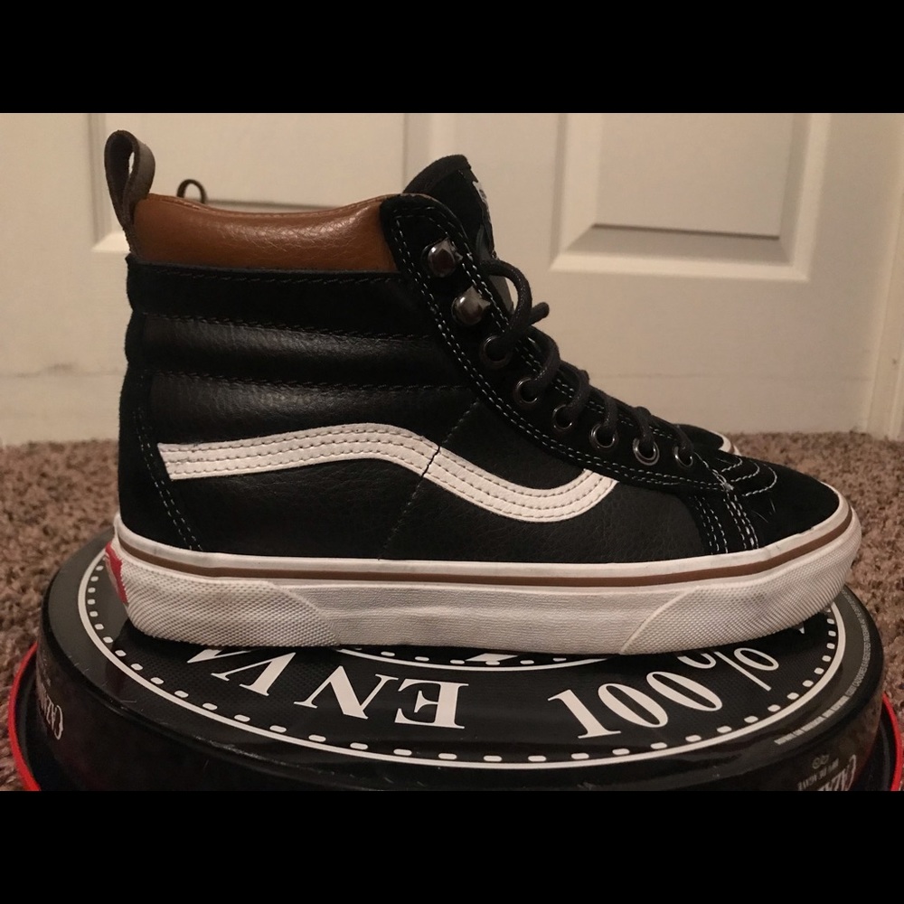 VANS SK8-HI MTE WOMENS 8 worn once, have box